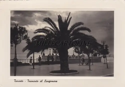 TARENT: Sonnenuntergang an der Strandpromenade 1949