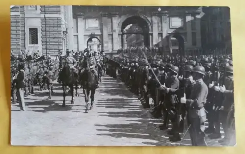 ROM: S.M. der König überprüft die Truppen am Tag der Satzung