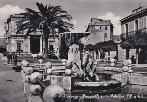 COSENZA: Piazza Crispi und Palazzo PP. und TT.