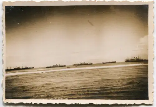 ITALIEN SOMALIA, FOTO, DATIERT 1935, MOGADISCHU, EINIGE SCHIFFE IN DER STRAßE m