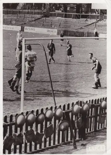 * WWII - Fußballspiel in London zwischen 2 Abteilungen der britischen Armee, Gasmaske