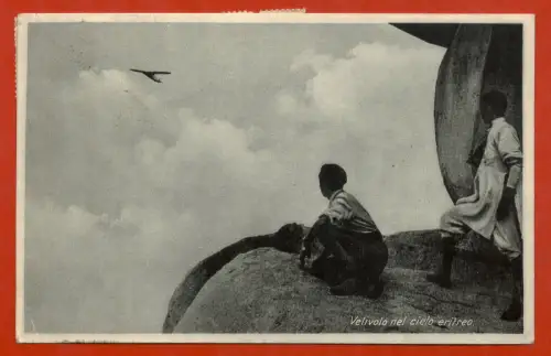 ITALIEN ERITREA, JUGENDLICHE SEHEN EIN FLUGZEUG AM HIMMEL, FROMA ASMARA 1937 m