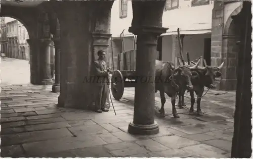 SPANIEN - Santiago de Compostela - Typischer Wagen in der Rue Nueva - Foto Postkarte