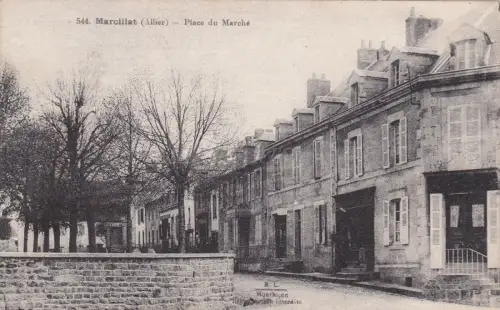 FRANKREICH - Marcillat - Place du Marché