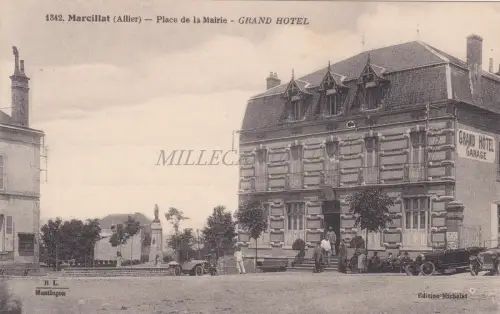 FRANKREICH - Marcillat - Place de la Marie - Grand Hotel