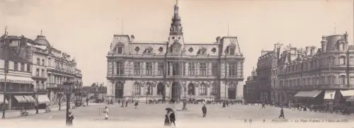 FRANKREICH - Poitiers - La Place d'Armes et l'Hotel de Ville