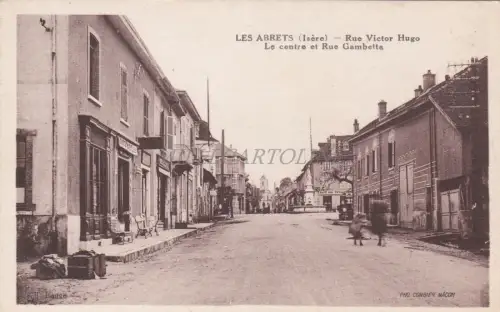 FRANKREICH - Les Abrets - Rue Victor Hugo - Le Centre et Rue Gambetta