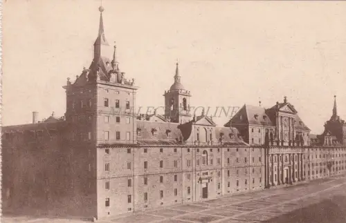 SPANIEN - El Escorial - Hauptfassade und Seminarecke