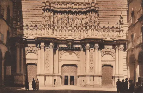 SPANIEN - Monserrat - Fassade der Kirche