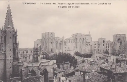 FRANKREICH - Avignon - Der Papstpalast und der Glockenturm der Kirche St. Pierre