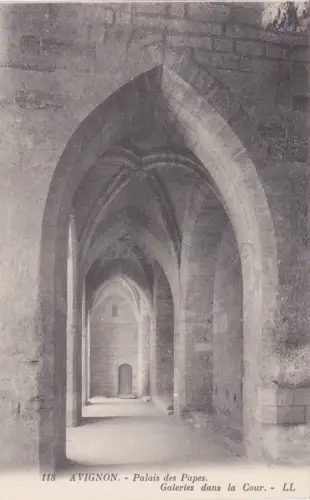 FRANKREICH - Avignon - Papstpalast - Galerie dans la Cour