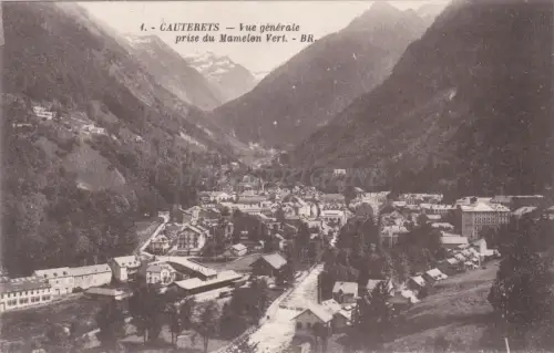 FRANKREICH - Cauterets - Gesamtansicht der grünen Brustwarze