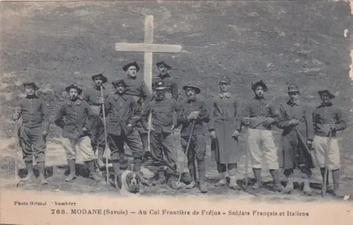 FRANKREICH - Modane, am Col Frontiere de Frejus, französische und italienische Soldaten