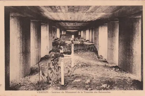 FRANKREICH - Verdun, Innenraum des Baionettgrabendenkmals WWI