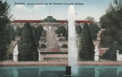 DEUTSCHLAND - Potsdam - Schloss Sanssouci mit den Terrassen und grosser Brunnen