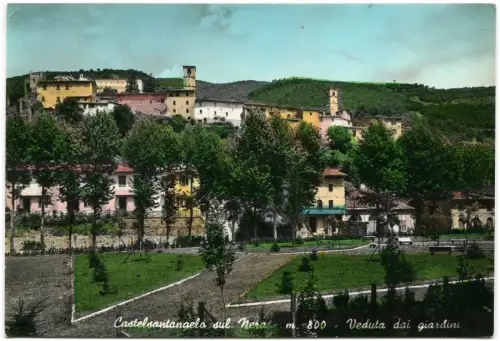 CASTELSANTANGELO SUL NERO (MAZERIERT), BLICK AUS DEN GÄRTEN, 1965