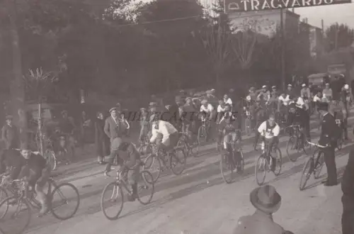 * RADSPORT - Radfahrer im Ziel, Rennen von Modena - Foto Texte Fotocars Budrio