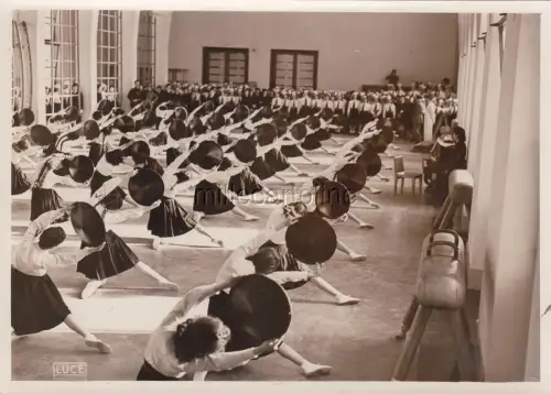 * FASCHISMUS - Foto - 200 Albaner besuchen das Haus der GIL, Florenz 1940