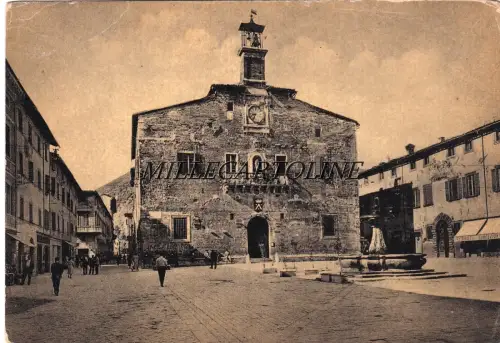 CAGLI: Piazza Matteotti e Municipio