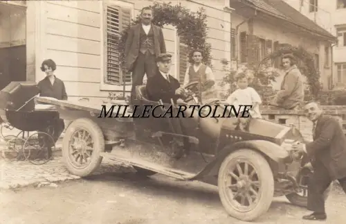 Auto - Lachende Familie eröffnet schönes Auto - Fotokart. 10-'20er Jahre