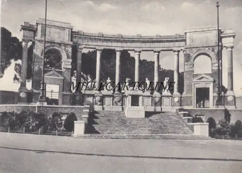 MAZERIERT: Gefallenenkmal 1953