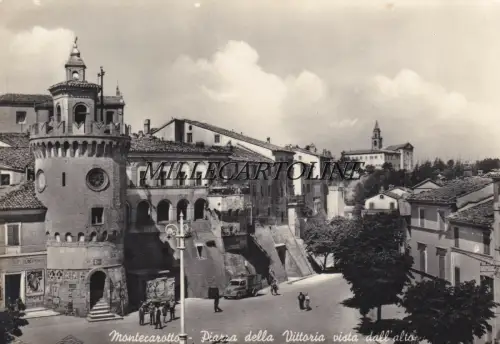 MONTECAROTTO: Piazza della Vittoria von oben gesehen 1955