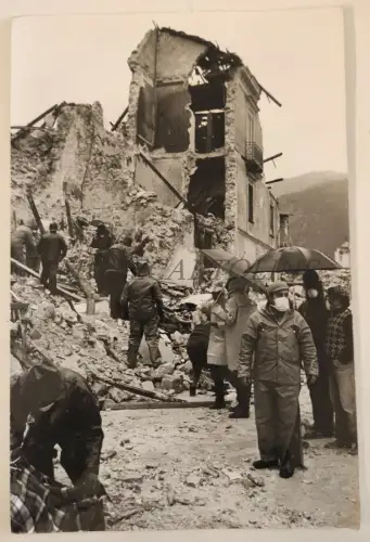 ERDBEBEN KAMPANIEN UND BASILIKATA 1980 Foto Dufoto Rom