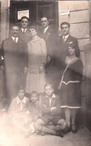 Foto Personengruppe mit kleinem Schild Hypomagnetismus - Hellsichtigkeit..1929