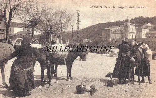 COSENZA: Eine Ecke des Marktes (Verkäuferinnen kommen)