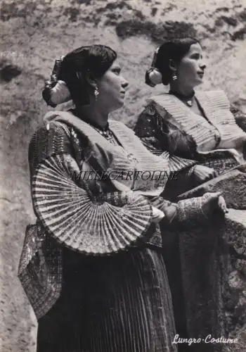 LÄNGE: Frauen im Kostüm