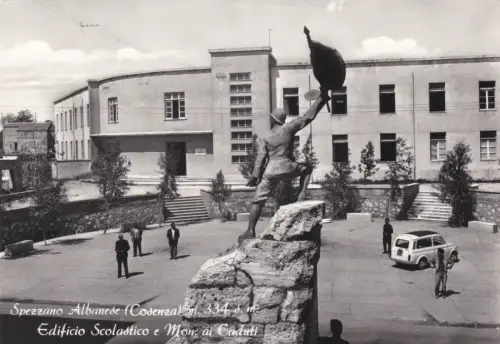 SPEZZANO ALBANESE: Schulgebäude und Gefallendenkmal 1966