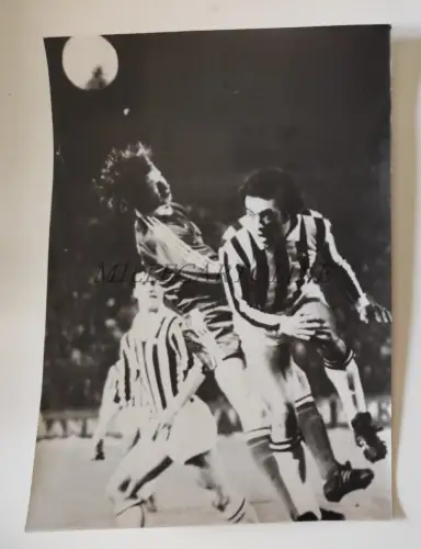 FUSSBALL - Hamburg, Ein Kopfstoß von Gentlemen, Foto