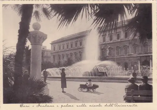 * BARI - Mädchen und kleines Auto vor der Uni