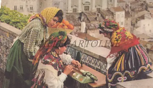 SINGER - Lissabon Frauen im Kostüm mit Singer Strickmaschine, Postkarte