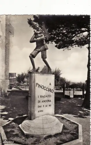 #ANCONA: DENKMAL FÜR PINOCCHIO...DIE JUNGEN VON ANCONA