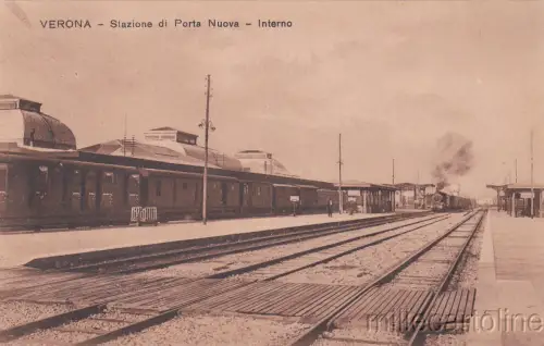 * VERONA - Bahnhof Porta Nuova - Innenraum und Zug ankommen