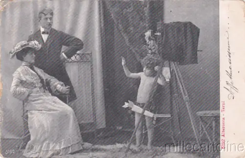 * FOTO - Amorkind fotografiert ein Paar 1905