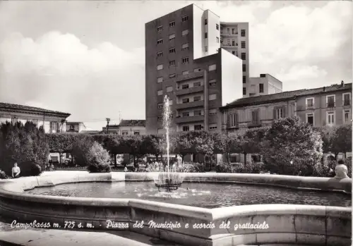 #CAMPOBASSO: RATHAUSPLATZ UND BLICK AUF DEN WOLKENKRATZER