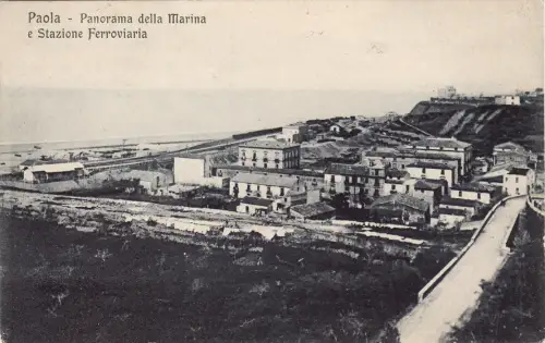 #PAOLA: PANORAMA DER MARINE UND DES BAHNHOFS