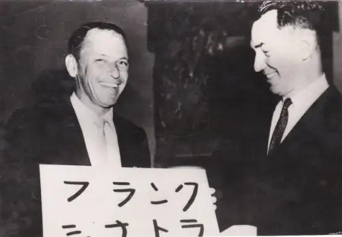 * TOKIO - Frank Sinatra erhält Auszeichnung 1962