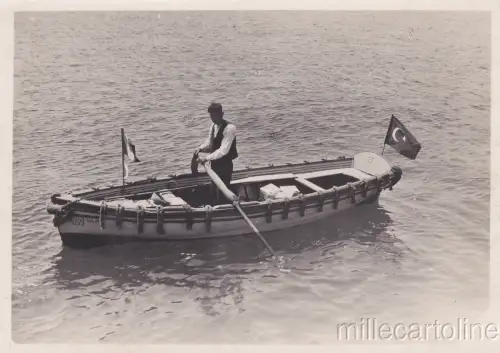 * BOSPHOR - Foto - Kraftstoffversorgung, italienische und türkische Flagge auf einem Boot