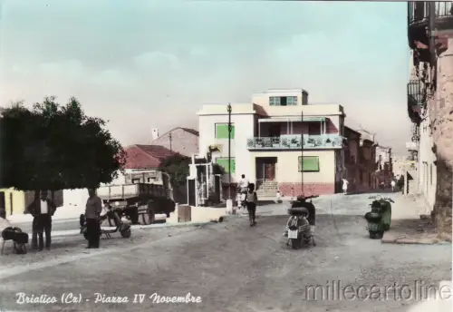 * BRIATICO - Piazza IV Novembre - Vespa 1966