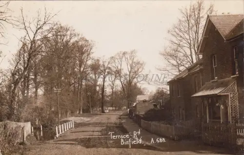 ENGLAND - Terrassenstraße, Binfield, Echtfoto Postkarte 1918
