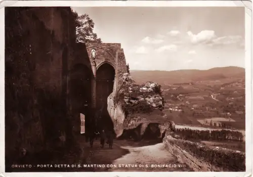 #ORVIETO: TÜR VON S. MARTINO MIT STATUE VON BONIFATIUS VIII