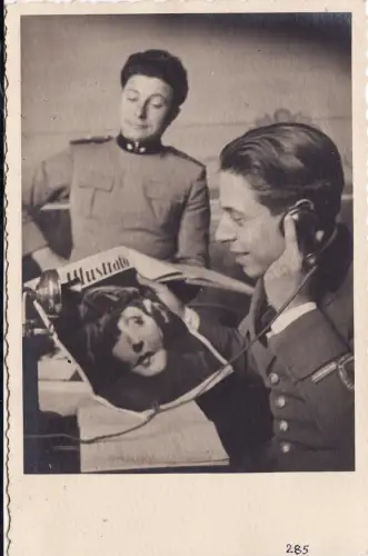 #ILLUSTRIERTER KINO 30er Jahre - AGFA FOTO EINES OFFIZIERS, DER DIE ZEITSCHRIFT LIEST