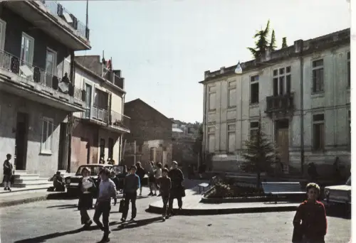 #CINQUEFRONDI: PIAZZA DELLA SCHOOL