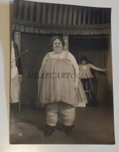 560 PFUND SCHWERE FRAU - FILM CINEMA Photograph