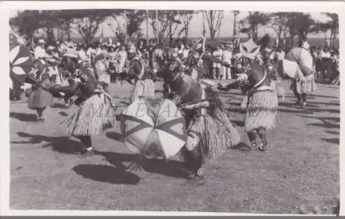 PAPUA NEUGUINEA - Regenschirmtanz, Port Moresby, Foto Postkarte 1953