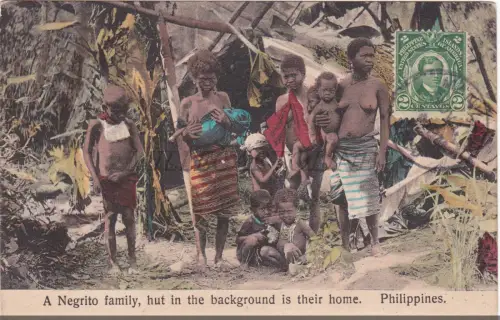 PHILIPPINEN - Eine Familie Negrito, Hütte im Hintergrund ist ihre Heimat, Postkarte