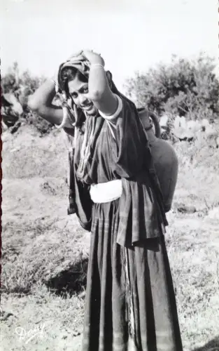 § FOTOGRAFIE 1958 - EIN JUNGES MÄDCHEN IN TUNESIEN AUS DER GRUBE